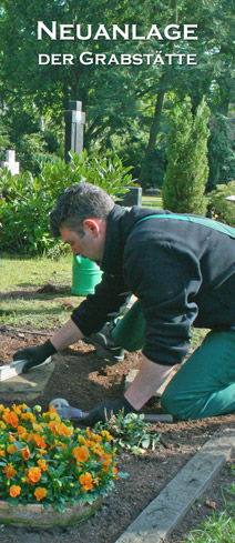 Friedhofsgärtnerei Fahle in Höxter - Motiv Grabpflege - Erstherichtung - Mitarbeiter bei der Neuanlage einer Grabstätte